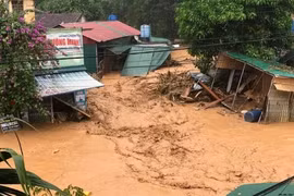 Lũ quét ở Nghệ An, nhà cửa, ô tô, xe máy bị cuốn trôi