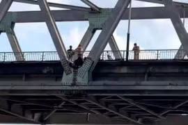 Hà Nội: Cứu thai phụ bỏ ý định nhảy xuống sông Đuống tự tử