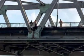 Hà Nội: Cứu thai phụ bỏ ý định nhảy xuống sông Đuống tự tử