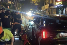 Hà Nội: Ô tô tông hàng loạt xe máy, nhiều người bị thương