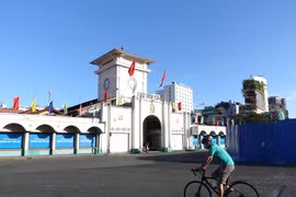 Phố xá TPHCM yên bình trong buổi sáng đầu năm mới 2022