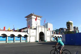 Phố xá TPHCM yên bình trong buổi sáng đầu năm mới 2022