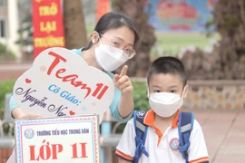 Học sinh lớp 1-6 Hà Nội đi học: Bố đưa con đến nhầm trường, trò không nhận ra cô