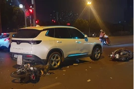 Hà Nội: Ô tô va chạm hàng loạt xe máy, 2 người bị thương nặng