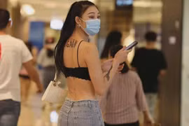 Chị em mắc “tội lỗi hồn nhiên” khi mặc áo lót nơi công cộng