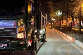 Xe máy va chạm với ô tô tải, 2 người thương vong ở Hà Nội