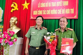 Phó Trưởng phòng CSTHAHS và HTTP tỉnh An Giang nhận quyết định chờ nghỉ hưu