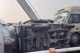 Tai nạn liên hoàn giữa 6 ô tô trên cầu Chương Dương