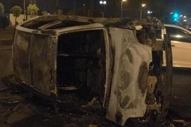 Hà Nội: Đang lưu thông, ô tô bất ngờ nổ lốp, cháy trơ khung 