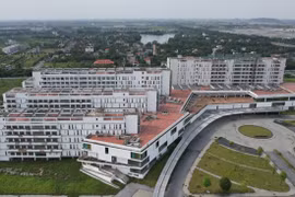 Xót xa bệnh viện nghìn tỉ bỏ hoang, cỏ mọc um tùm, xuống cấp