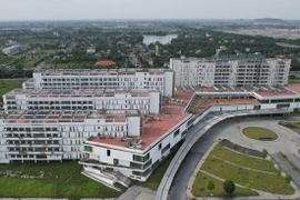 Xót xa bệnh viện nghìn tỉ bỏ hoang, cỏ mọc um tùm, xuống cấp