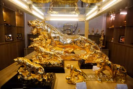 Hổ mạ vàng 24K giá hàng chục triệu đồng hút người chơi dịp Tết Nhâm Dần 2022