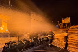 Xưởng gỗ dán ở Hà Nội cháy dữ dội lúc rạng sáng