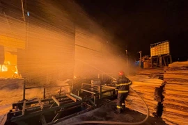 Xưởng gỗ dán ở Hà Nội cháy dữ dội lúc rạng sáng