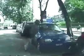 Video: Bị giật túi xách giữa phố, cô gái tung đòn hạ gục 2 tên cướp