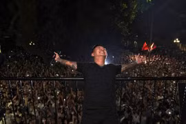 Ca sĩ Tuấn Hưng tổ chức liveshow ở ban công: Bị phạt 12,5 triệu đồng