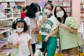 Vợ Hồng Đăng chăm chỉ làm việc giữa lúc chồng liên tục có động thái trở lại