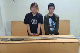 Thiếu nữ đi xe máy chở bạn mang phóng lợn “dạo phố” Hà Nội