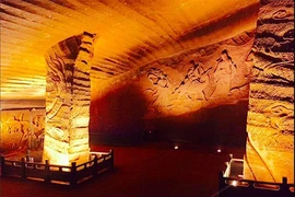 Rút toàn bộ nước trong ao, bất ngờ lộ ra kỳ quan "không tưởng"