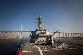 Tàu chiến Mỹ cùng nhiều tàu thương mại bị tấn công ở Biển Đỏ