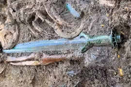 Bất ngờ thanh kiếm bí ẩn từ mộ cổ 3.000 năm vẫn “lộng lẫy"