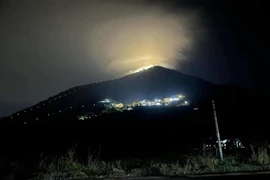 Sốt xình xịch mây dạ quang hiếm gặp xuất hiện trên núi Bà Đen