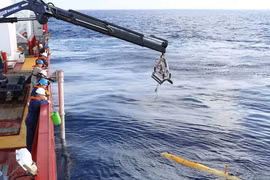 Ngư dân kéo được vật thể lạ: Lộ chi tiết gây “sốc” về chuyến bay MH370?