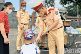 100% lực lượng CSGT TP Việt Trì ứng trực hỗ trợ người dân về giỗ Tổ