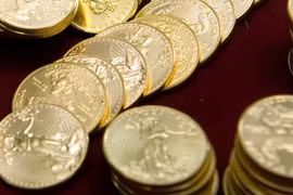 Ra ruộng ngô, nông dân bất ngờ đào được kho báu “khủng” 