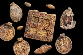 Kinh ngạc kho báu trong những ngôi mộ cổ