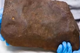 Bất ngờ lai lịch hòn đá nặng 17kg, búa tạ đập vào vẫn... trơ trơ