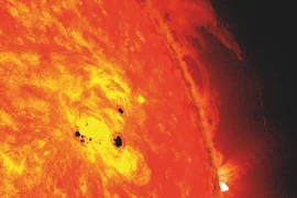 Mặt trời xuất hiện nhiều vết đen, chuyên gia lý giải gì?