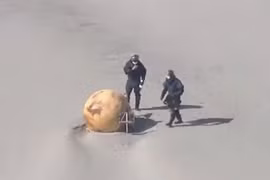 Video quả cầu kim loại bí ẩn dạt vào bờ biển ở Nhật