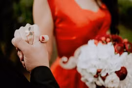 Sau ngày ra mắt, cô gái nhà giàu cưới vội bạn trai nghèo