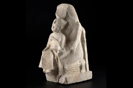 Bí ẩn bức tượng “bất khả thi” miêu tả người lạ ôm pharaoh Ai Cập