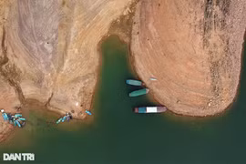 Hình ảnh hồ có sức chứa hơn 300 triệu m3 nước cạn trơ đáy