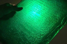 Bí ẩn phiến ngọc lục bảo cất giấu bí mật vũ trụ xuống mồ