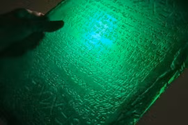 Bí ẩn phiến ngọc lục bảo cất giấu bí mật vũ trụ xuống mồ