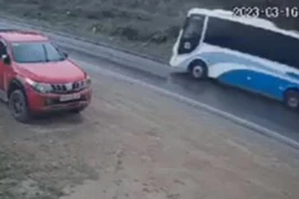 Drift ở tốc độ cao tránh đối đầu xe tải, ô tô lật nhiều vòng