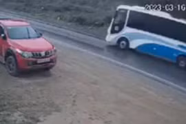 Drift ở tốc độ cao tránh đối đầu xe tải, ô tô lật nhiều vòng