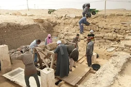 Mở quan tài đá granit hồng 3.300 tuổi, suýt ngất khi biết sự thật 