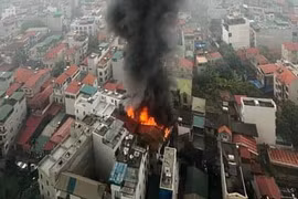 Cháy tầng tum nhà dân ở Hà Nội, cột khói bốc cao hàng chục mét