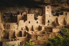 Độc đáo cung điện nằm lọt thỏm trong vách đá, diện tích