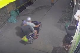 Bé gái 4 tuổi bị giật iPhone khi chơi trong hẻm ở TP.HCM