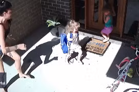 Mẹ phản ứng cực nhanh, cứu con thoát khỏi rắn độc trong gang tấc