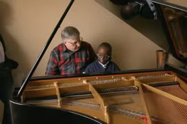 Bé trai tự kỷ có tài đánh đàn