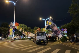 Cổng chào năm mới ở TP Nha Trang bị gió xô gãy xuống đường