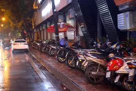 Nhiều vỉa hè 'nghẹt thở' do bị chiếm dụng làm nơi buôn bán, trông giữ xe