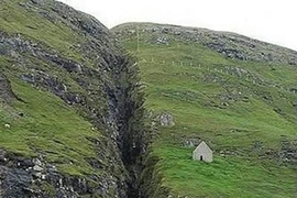 Hòn đảo tự động tách - nhập đầy ma quái, chuyên gia điên đầu giải mã 