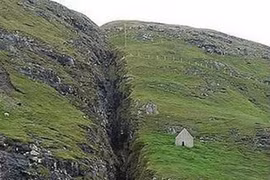 Hòn đảo tự động tách - nhập đầy ma quái, chuyên gia điên đầu giải mã 